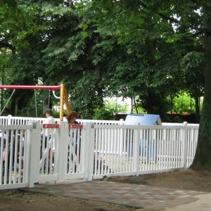 Gard PVC Carolina, îngrădire loc joacă Parc Floreasca, București (detaliu poarta)