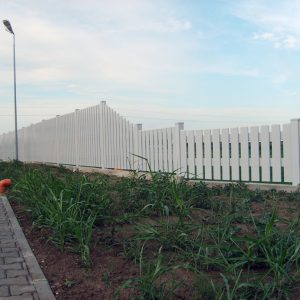 Gard PVC Los Angeles, stație carburanți OMV, DN1, Balotești, IF (pe sensul de mers înspre București) intalat în anul 2006