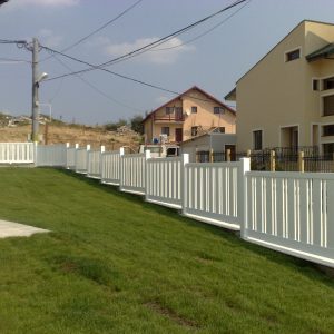 Gard PVC model San Francisco, Iași, IS an 2008 (detaliu soclu în trepte colț)