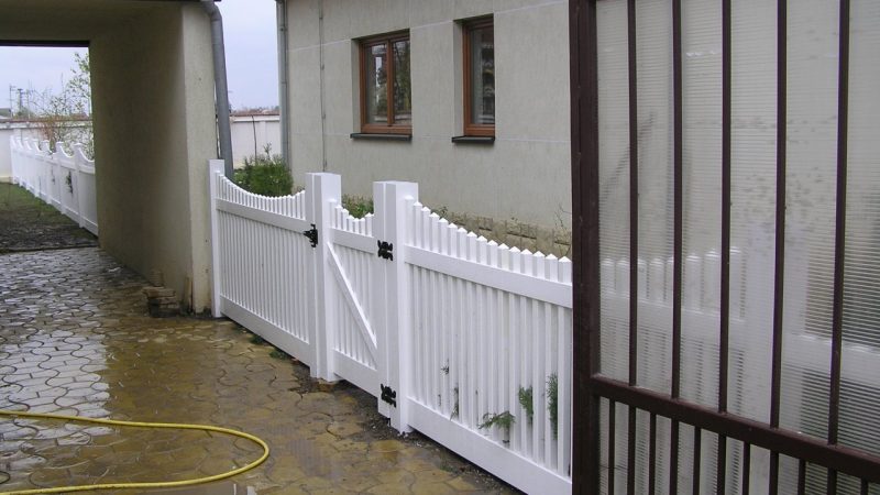 Gard PVC model Chicago-C cu poartă, resedință Pipera