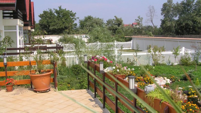 Garduri PVC, model Chicago-C, delimitând grădini, complex rezidențial Pipera