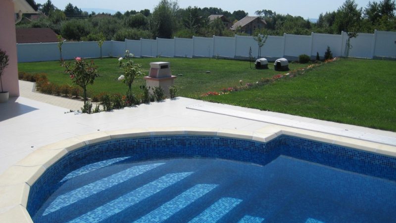 Gard PVC model Dallas, Tăuții Măgheruș, montaj în trepte (detaliu)