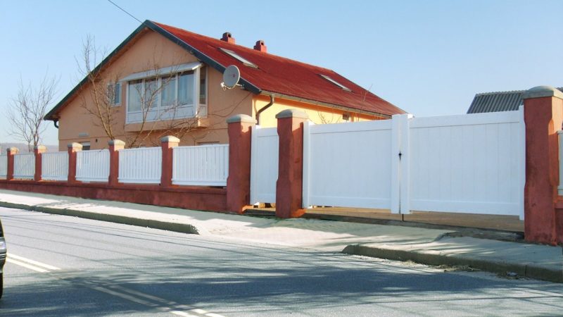 Gard PVC model Houston, com. Dragomirna, SV (poarta model Dallas), soclu finisat