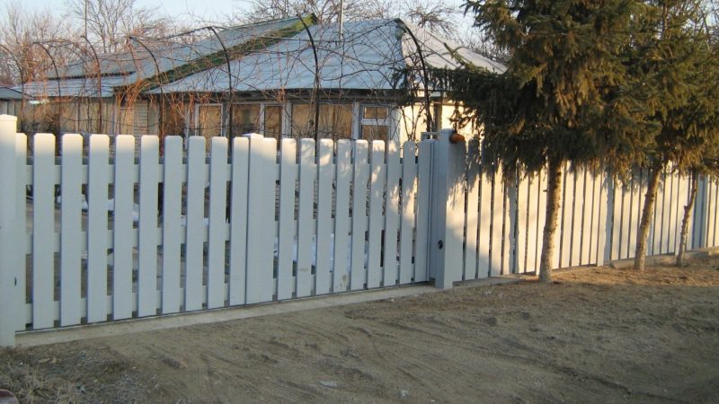 Gard PVC cu poartă automatizată, Corbeanca IF, an instalare 2008