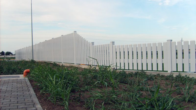 Gard PVC Los Angeles, stație carburanți OMV, DN1, Balotești, IF (pe sensul de mers înspre București) intalat în anul 2006