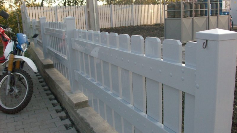 Gard PVC Los Angeles, stație carburanți Petrom Cristuru Secuiesc, HG intalat în anul 2008 (detaliu)