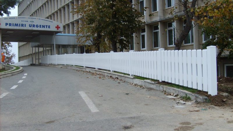 Gard PVC model Los Angeles, spital Mangalia, CT instalat in anul 2006 (peluză dreapta)