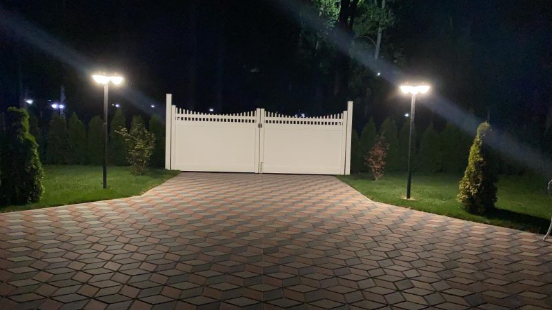 Gard PVC model Seattle-C, intrare parc Vedea din Alexandria, TR (detaliu porți)